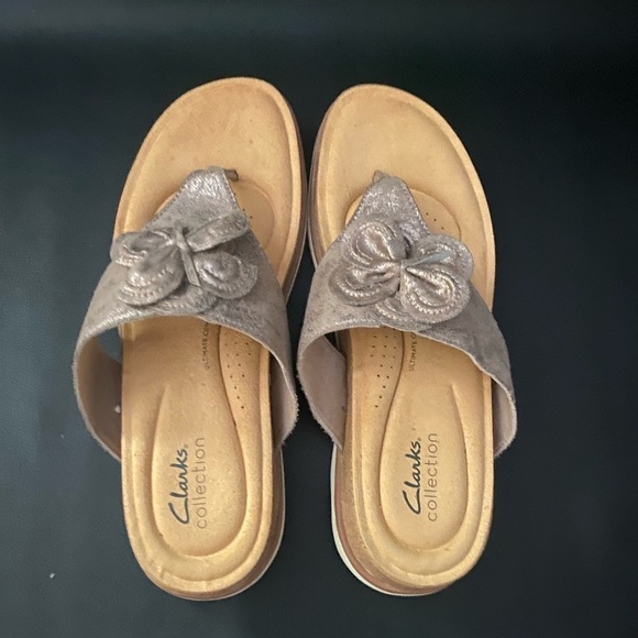 Clarks Collection taupe metallic women’s thongs shoe size 8.5M - Picture 2 of 7